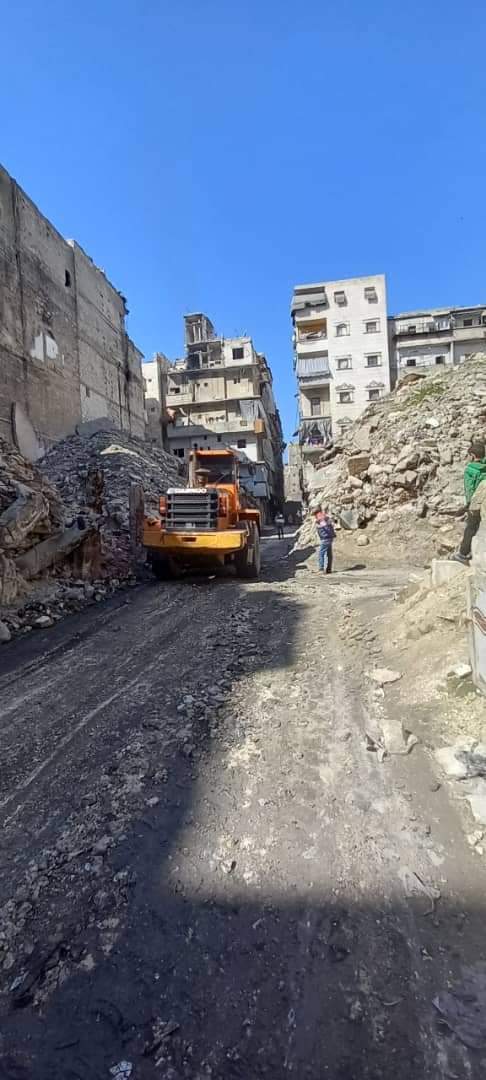 الاستمرار بإزالة أنقاض الأبنية المتضررة  وفتح الشوارع في حي الصالحين
