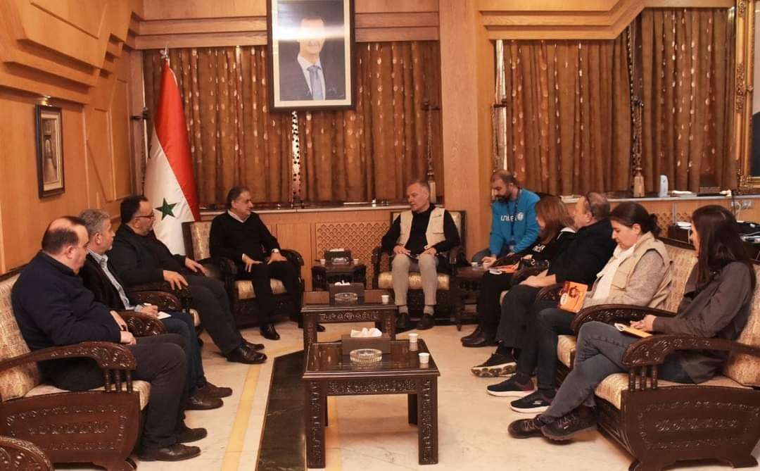 المحافظ يبحث مع ممثل 