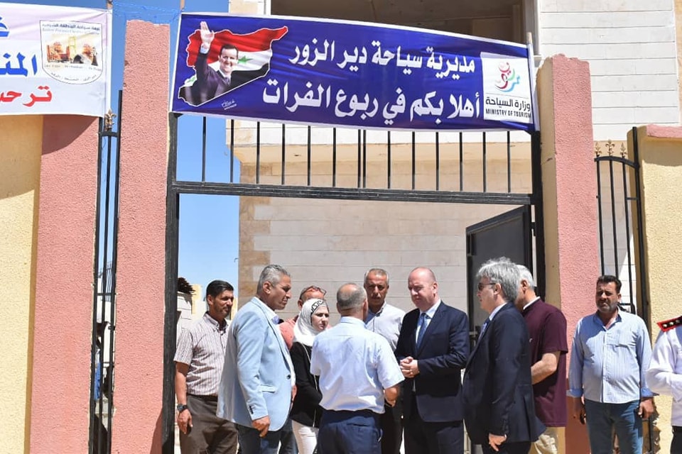 وزير السياحة يتفقد أعمال إعادة التأهيل والترميم في الثانوية الفندقية بدير الزور

