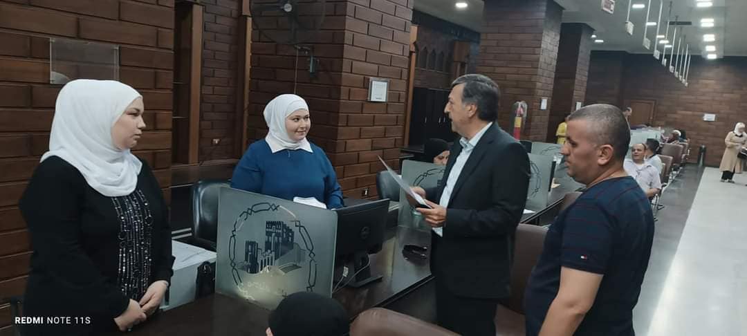 بهدف تبسيط الإجراءات وسرعة إنجاز المعاملات ونتيجة للجولة التفقدية التي قام بها رئيس مجلس مدينة حلب الدكتور المهندس سيتم  توثيق عقود الإيجار السكنية في مركز خدمة المواطن في الطابق الأرضي وفق نظام العقد الموتمت