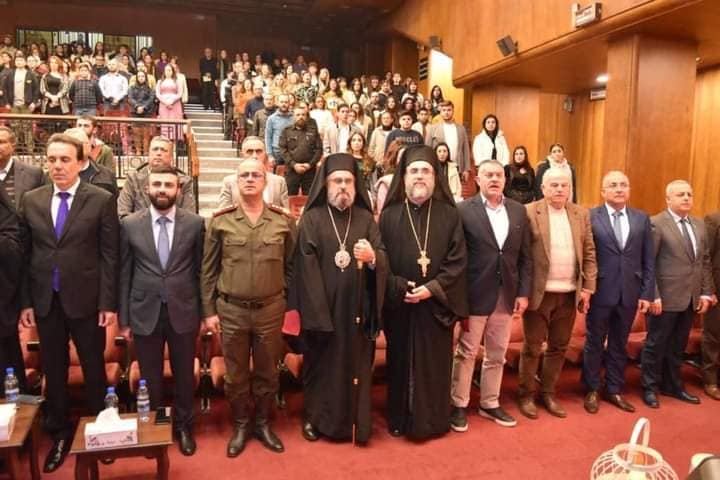 وسط حشود جماهيريه كبيرة غرفة تجارة وصناعة طرطوس تضيء شجرة الميلاد
