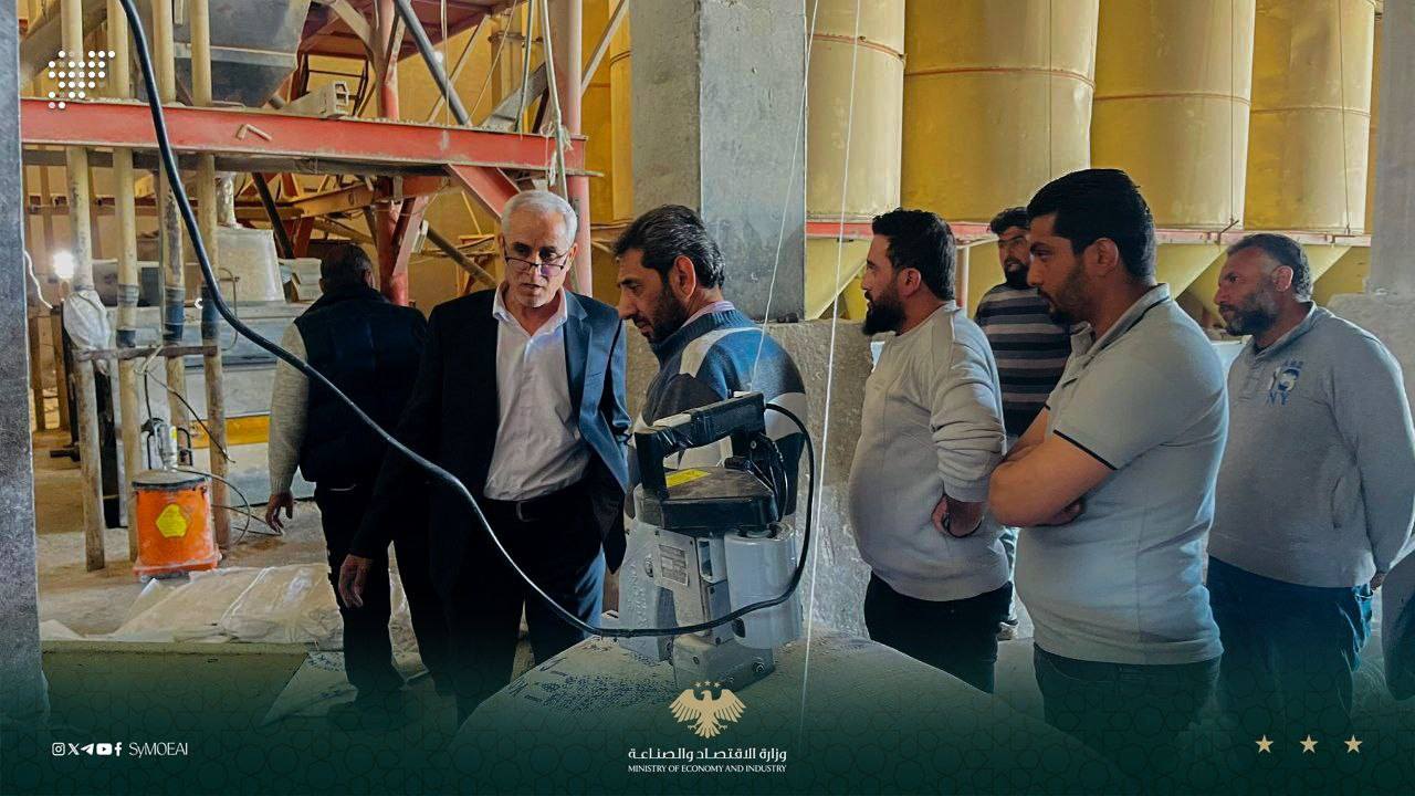مدير عام الحبوب يتفقد مطاحن وصوامع دير الزور والرقة ويوجّه بتسوية أوضاع العمال واستلام الموسم القادم