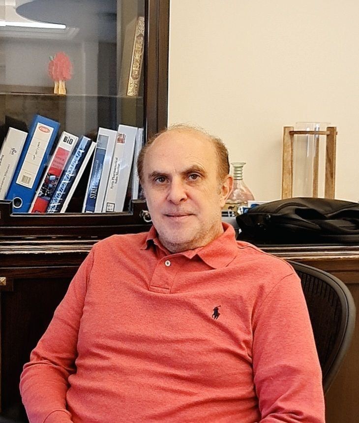 بين المطرقة و السندان  !!