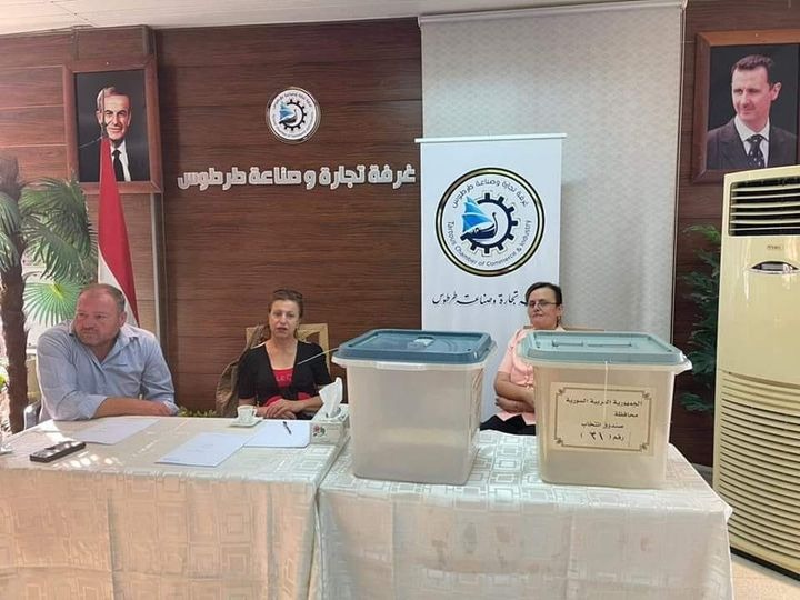 من عملية الاقتراع في المركز الانتخابي ضمن مقر غرفة تجارة وصناعة طرطوس اعتباراً من الساعة السابعة من صباح اليوم 