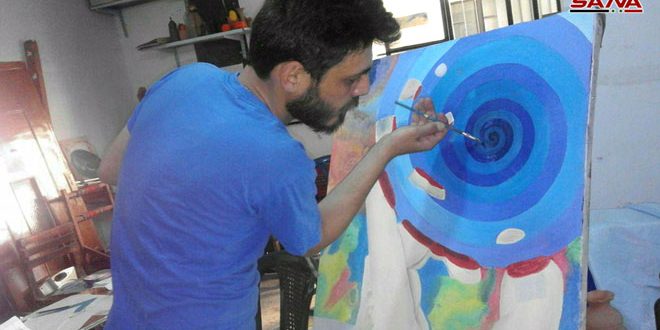 الفنان بشار صعب يوزع وقته بين الرسم وتعليمه في مرسمه بشهبا
