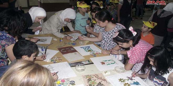 أطفال يزينون معرض الكتاب الثلاثين بألوان إبداعاتهم
