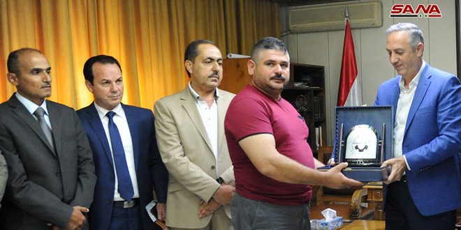 تكريم عدد من مواطني حرستا لجهودهم في الحفاظ على وثائق أهالي دوما
