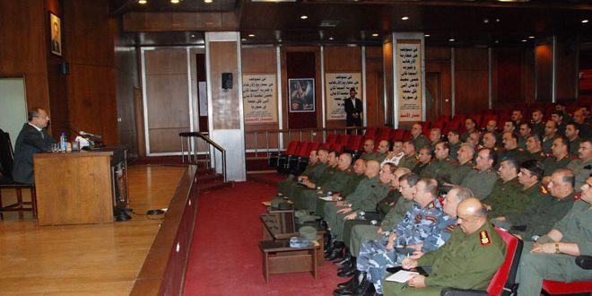 وزير الداخلية لخريجي دورة القيادات الوسطى: رفع مستوى الأداء لمكافحة الجريمة
