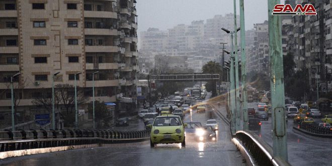 أمطار غزيرة مصحوبة بالرعد فوق المناطق الساحلية والشمالية وتحذيرات من تشكل السيول
