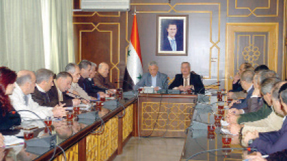 بين مدير النقل في ريف دمشق محمود زيتون لـ«الوطن» عن تفويض وزارة النقل لدائرة النقل في بلدة سرغايا في ريف دمشق بإجراء جميع المعاملات المتعلقة بالمركبات مهما كان نوعها، لتبسيط الإجراءات وتسهيل معاملات المراجعين.
وأكد زيتون أنه تمت المباشرة بالعمل في الدوائر التابعة لريف دمشق في كل من النبك وسرغايا والكسوة اعتبارا من الأول من شباط الحالي وقبل ذلك قطنا والقطيفة، منوهاً بأن الأعمال الموكلة إلى هذه الدوائر تتضمن نقل ملكية تجديد ترخيص بيان قيد ملكية فحص المركبات.
وكشف زيتون أن مديرية النقل في ريف دمشق نفذت خلال العام الماضي 77720 معاملة من تجديد ترخيص ونقل ملكية ونقل ووضع إشارة ورفع إشارة وتسجيل جديد، إضافة إلى 35 ألف سند تمليك.
وبين زيتون أن مقر المديرية في حرستا أصبح مدمراً بشكل كامل وتعرض لخسائر تزيد على مليار ليرة سورية، واستطاعت المديرية نقل أكثر من 70 بالمئة من أضابير الآليات من المقر القديم إلى مبنى وزارة النقل الجديد، وخسرت المديرية 30 بالمئة تقريباً من الأضابير الورقية للآليات المسجلة فيها، منوهاً بأن جميع هذه الأضابير مؤرشفة إلكترونياً ولا توجد أي مشكلة، وحقوق أصحابها محفوظة.
وبين زيتون أن عدد الآليات المسجلة في ريف دمشق حتى نهاية العام الماضي بلغ 238408 آليات من مختلف الأنواع، وتم تحصيل 2,6 مليار ليرة سورية كرسوم خلال عام 2017 لجميع المعاملات التي أنجزت.
وبين مدير النقل أن هناك أكثر من 166 ألف مركبة مسجلة في الفئة الخاصة و45 ألفاً في الفئة العامة إضافة إلى أنواع أخرى من الآليات، والمسجل في المديرية 10502 ميكرو باص، وقامت المديرية بتطبيق النافذة الواحدة من خلال شعبة خاصة بنقل الملكية بحيث يتم إنجاز المعاملة من موظف واحد وتم وضع ممثل عن نقابة عمال النقل البري ليتم سماع العقود بالشعبة نفسها من دون الحاجة إلى مراجعة الإدارة، كما تم ندب موظف من مكتب نقل البضائع في دمشق وريفها ليتم منح براءة الذمة ومطابقة عمل للمركبات الخاضعة لمكتب الدور وهذه الحالة منفذة في مديرية نقل ريف دمشق فقط من دون باقي المحافظات، كما تم إحداث شعبة خاصة بتجديد الترخيص حيث يقوم موظف واحد فقط بإنجاز المعاملة إضافة إلى رئيس الشعبة.
وعن مراقبة معقبي المعاملات أكد زيتون أن هناك أمراً إدارياً يمنع قبول أي معاملة من معقبي المعاملات ولا تقبل المعاملة إلا من الشخص نفسه أو الوكيل القانوني ولتسهيل الإجراءات تم إحداث صناديق مالية لقبض الرسوم تابعة للمالية والنقل البري إضافة إلى مفرزة لفرع المرور وممثل عن مكتب الدور والاتحاد السوري لشركات التأمين.
وعن دور دائرة نقل الركاب أوضح زيتون أنها تستقبل طلبات المراجعين من أجل نقل أو فرز الخطوط في المحافظة أو خارجها ويتم عرضها على لجنة نقل الركاب وتدرس حسب الحاجة الفعلية لكل منطقة، مشيراً إلى أن عدم التزام المكرو باصات بالخطوط المحددة ليس من اختصاص مديرية النقل وإنما من مهام فرع المرور.