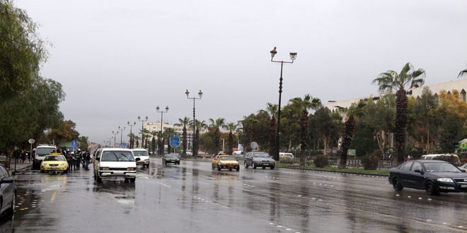 الحرارة إلى انخفاض وأجواء غائمة ماطرة غزيرة ومصحوبة بالرعد أحيانا