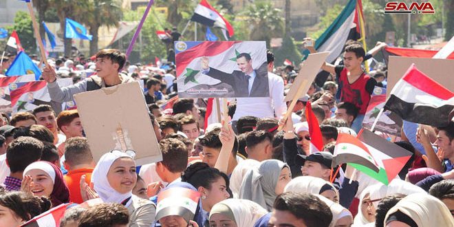 في ساحة الأمويين.. أعلام ترفرف.. وحناجر تهتف.. وفرحة النصر في أبهى حلة