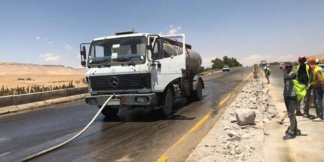 إعادة فتح المسار المغلق على أوتوستراد حمص دمشق بالقرب من مفرق معلولا
