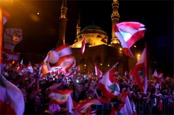 متظاهرون يعمدون إلى قطع طرقات في بيروت وسط دعوات للعصيان المدني