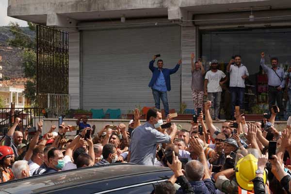 الرئيس الأسد مع رجال الدفاع المدني في مشتى الحلو ...و يستمع من أهالي البلدة عن حجم الأضرار التي لحقت بهم وبأراضيهم