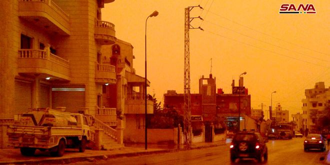 عاصفة غبارية تشهدها البلاد تؤدي إلى انخفاض في مدى الرؤية