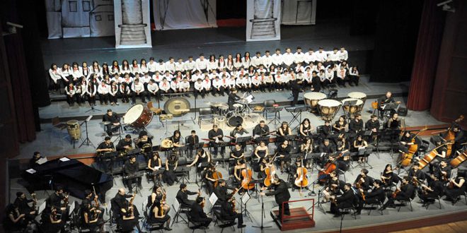 المسرح المدرسي يمزج بين الاستعراض والموسيقا والغناء