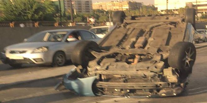 انقلاب سيارة ضمن نفق ساحة الأمويين وإصابة سائقها
