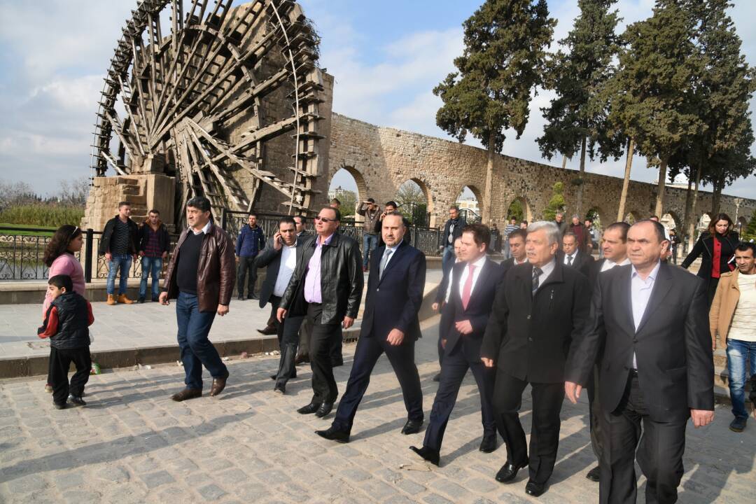 وزير السياحة خلال زيارته لمحافظة حماه يتفقد الواقع السياحي في عدد من المواقع الأثرية والسياحية وسوق المهن التقليدية والمدرسة الفندقية وعدد من المنتزهات والفرص الاستثمارية والمنشآت السياحية