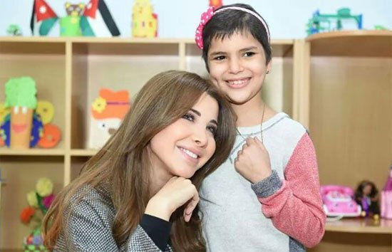  نانسى عجرم تلبى دعوة طفلة أردنية مصابة بالسرطان للغناء معها
