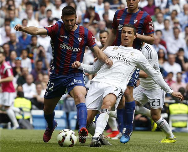 ريال مدريد يضغط على برشلونة بفوز سهل امام إيبار