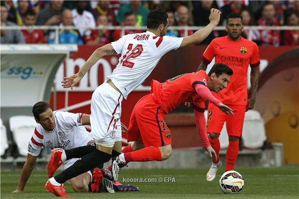 برشلونة يتعثر بتعادل مخيب مع إشبيلية ليشعل الصراع مع ريال مدريد
