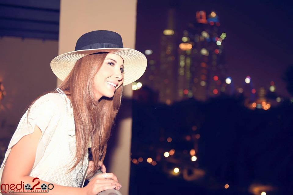 نانسي عجرم تتألق في «عالم مدهش» والقبعة تزيدها أناقة