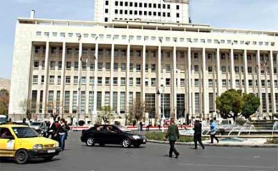  المركزي يلزم جميع شركات الصرافة ببيع المواطنين قطعا أجنبيا مباشرة بسعر 620 ليرة سورية مقابل الدولار الواحد دون تقاضي أي عمولات