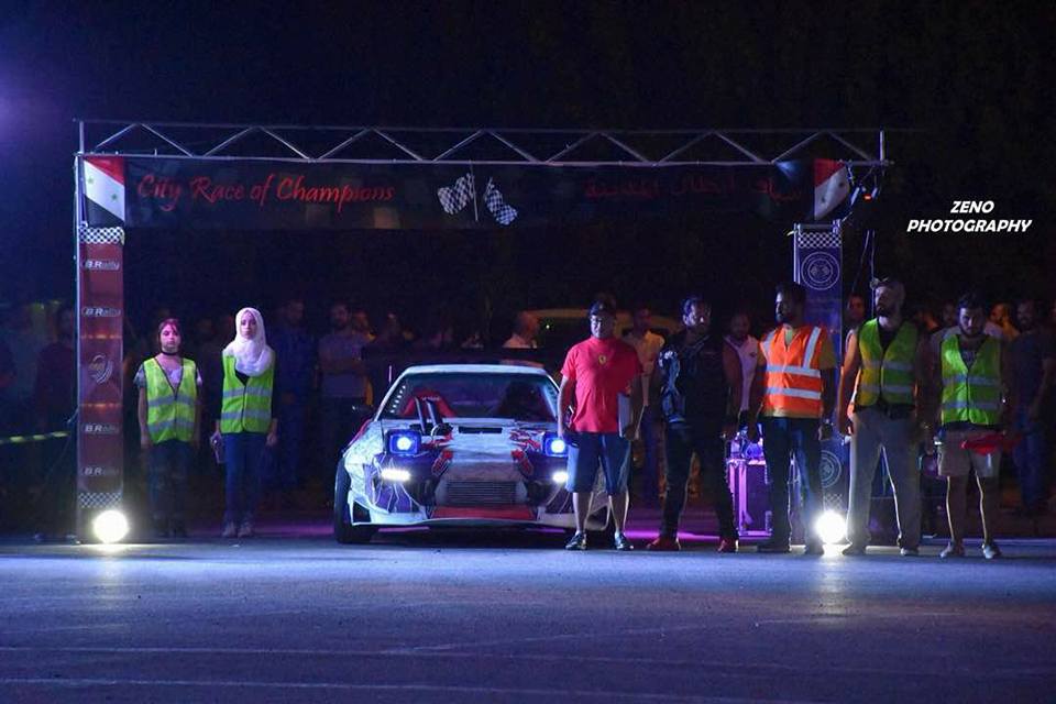 احتفالا بيوم السياحة العالمي .. سباق دريفت استعراضي للسيارات بمدينة الفيحاء الرياضية بدمشق 