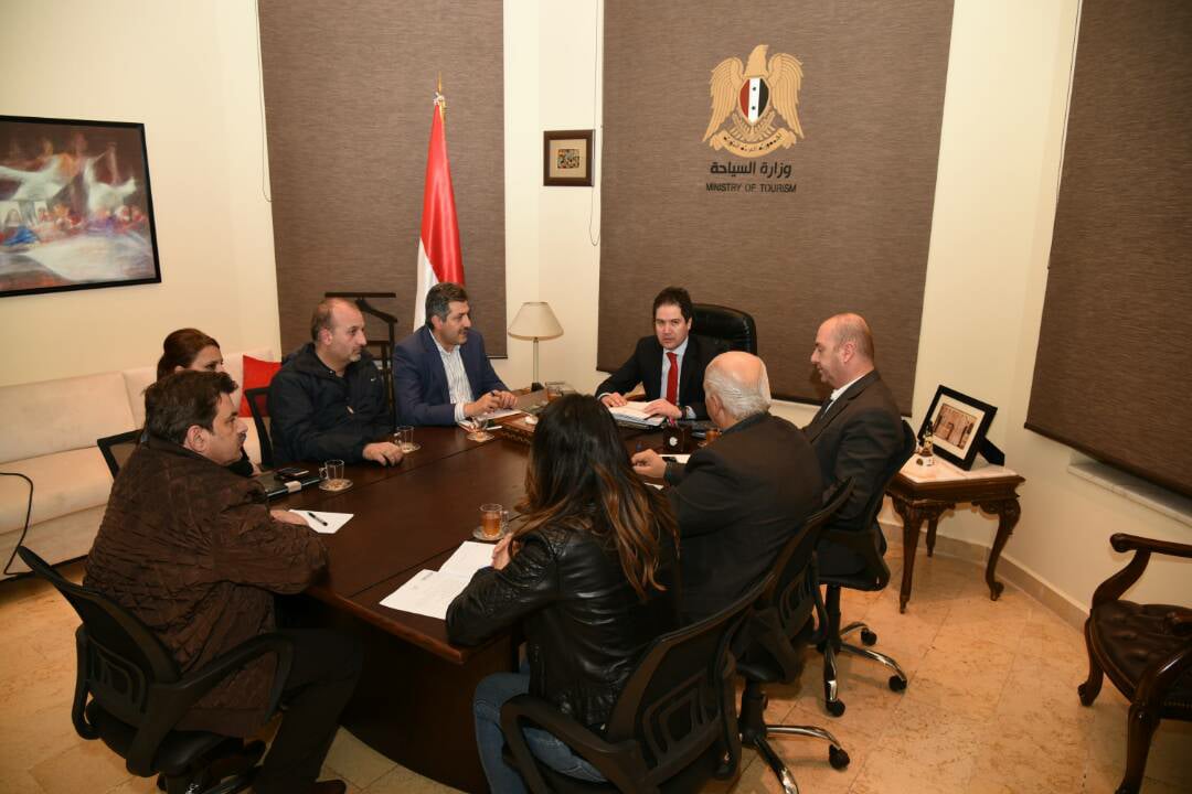 اجتماع وزير السياحة والمدراء المعنيين لمناقشة مسودة مشروع بدل الخدمات إلى جانب مشروع تعديل القانون الخاص بمؤسسات تنظيم الرحلات السياحية 