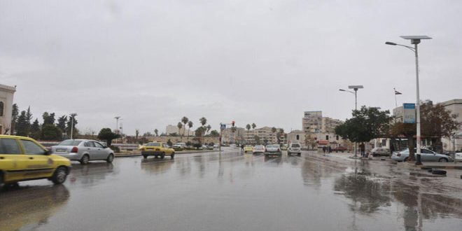 الحرارة حول معدلاتها وفرصة لهطل زخات من المطر نهار الغد