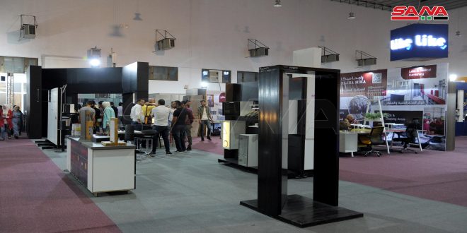 زوار ومشاركون في معرض (لايف ستايل) للمفروشات: فرصة للتواصل بين رجال الأعمال والصناعيين
